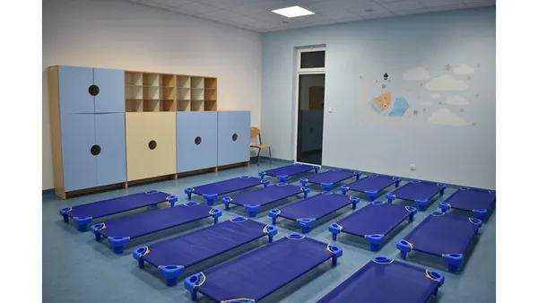 Sypialnia z niebieskimi leżaczkami i muralem